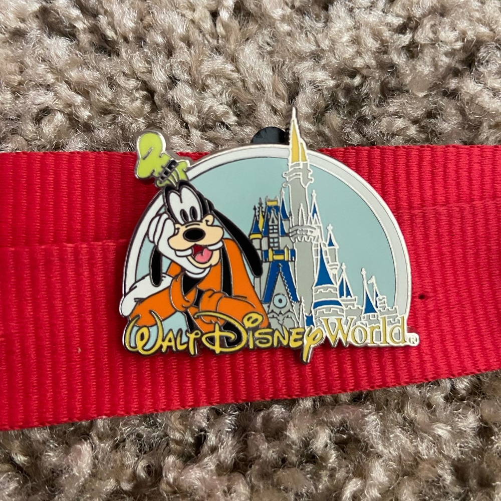 Disney Goofy Pin